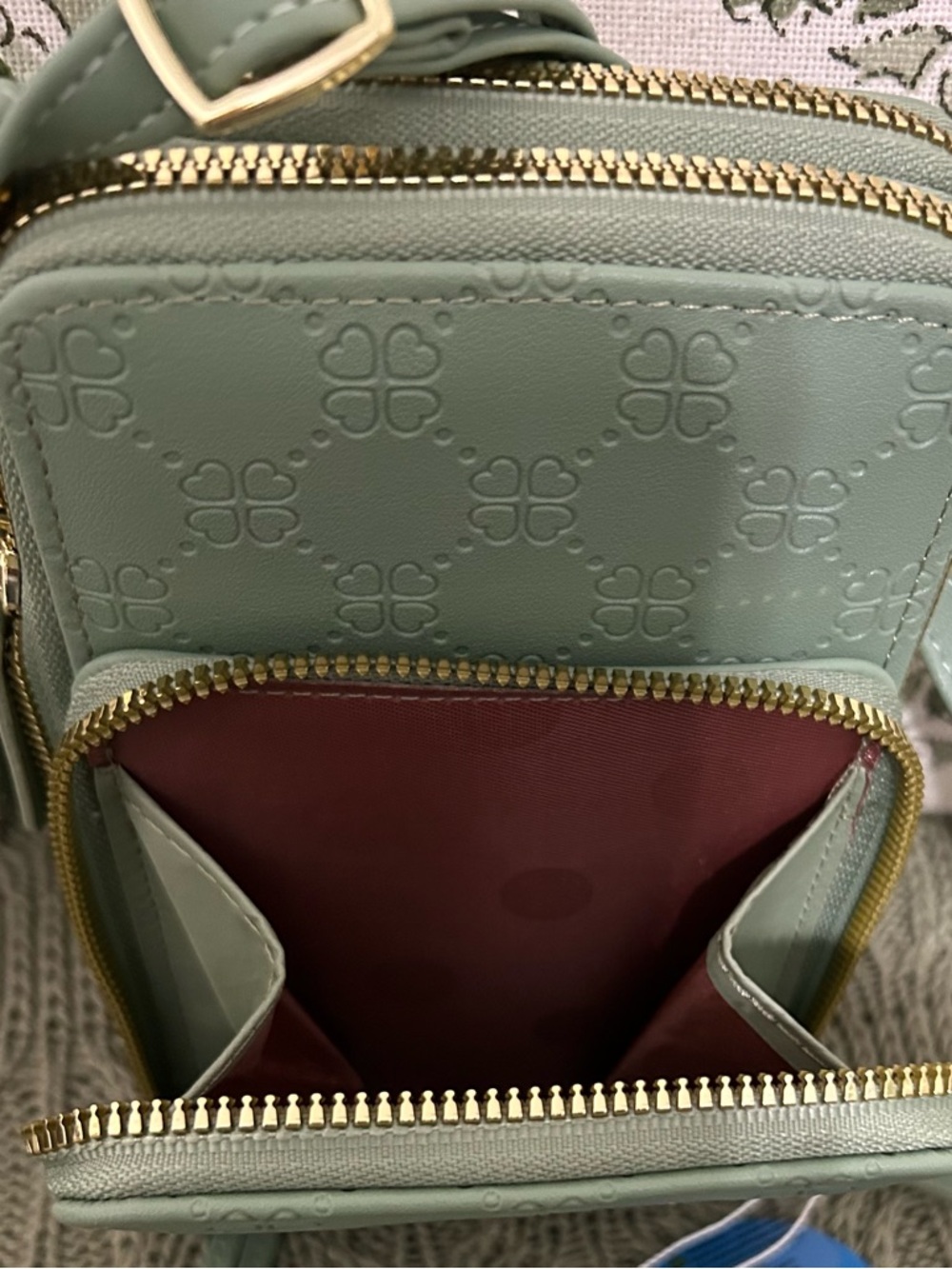 NWT Chic Unlimited Gold Dragonfly 3 Pocket Crossbody Phone Bag -Sage, Size small - Picture 4 of 8